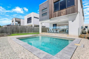 Canal Bliss 4BR Waterfront Hope Island Home